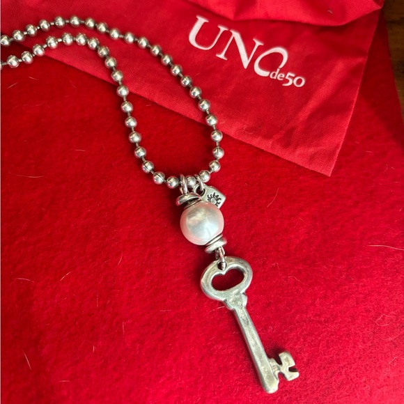 UNO de 50 Jewelry - Uno de 50 pearl + key necklace